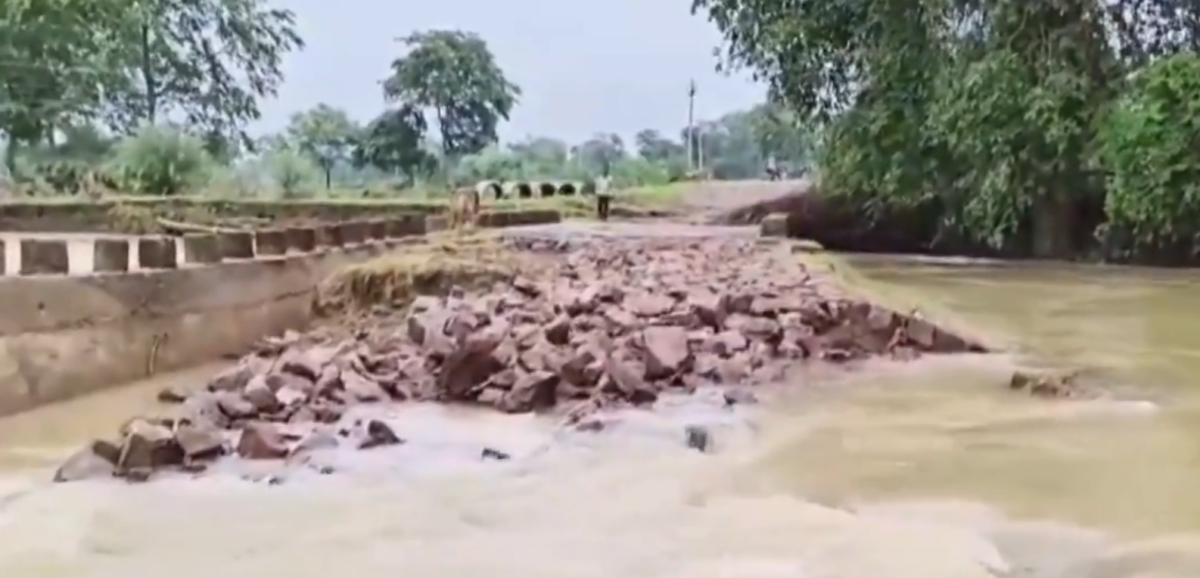 छत्तीसगढ़: भारी बारिश से बलोद में पुल बहा