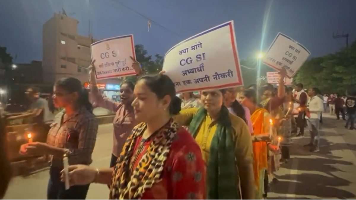 सब इंस्पेक्टर भर्ती परीक्षा 2018 के अभ्यर्थियों का कैंडल मार्च, परिणाम जारी करने की मांग