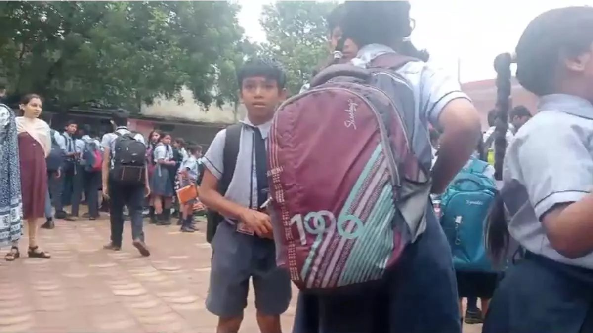 दुर्ग: स्वामी आत्मानंद स्कूल में करंट फैला, 300 से ज़्यादा बच्चों की जान बाल-बाल बची!