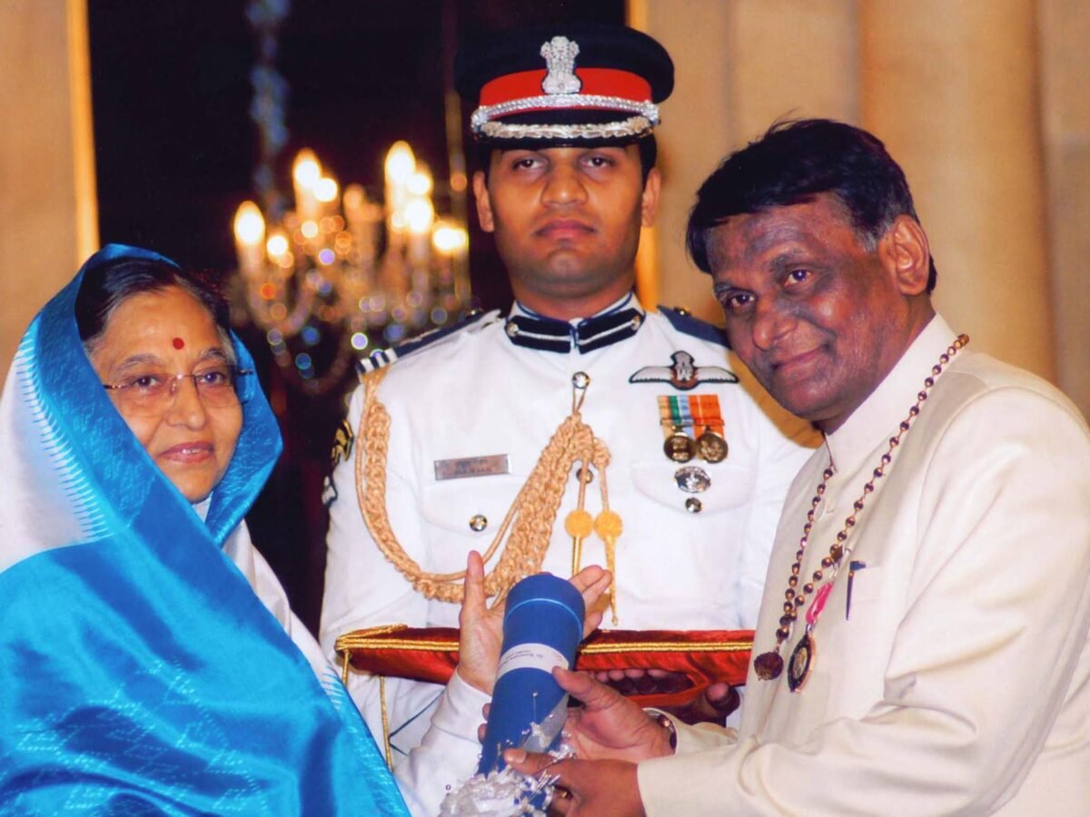 पद्मश्री सुरेन्द्र दुबे को मुख्यमंत्री ने दी जन्मदिन की बधाई, दिव्यांग रूपेश को मिली 50,000 रुपये की आर्थिक सहायता