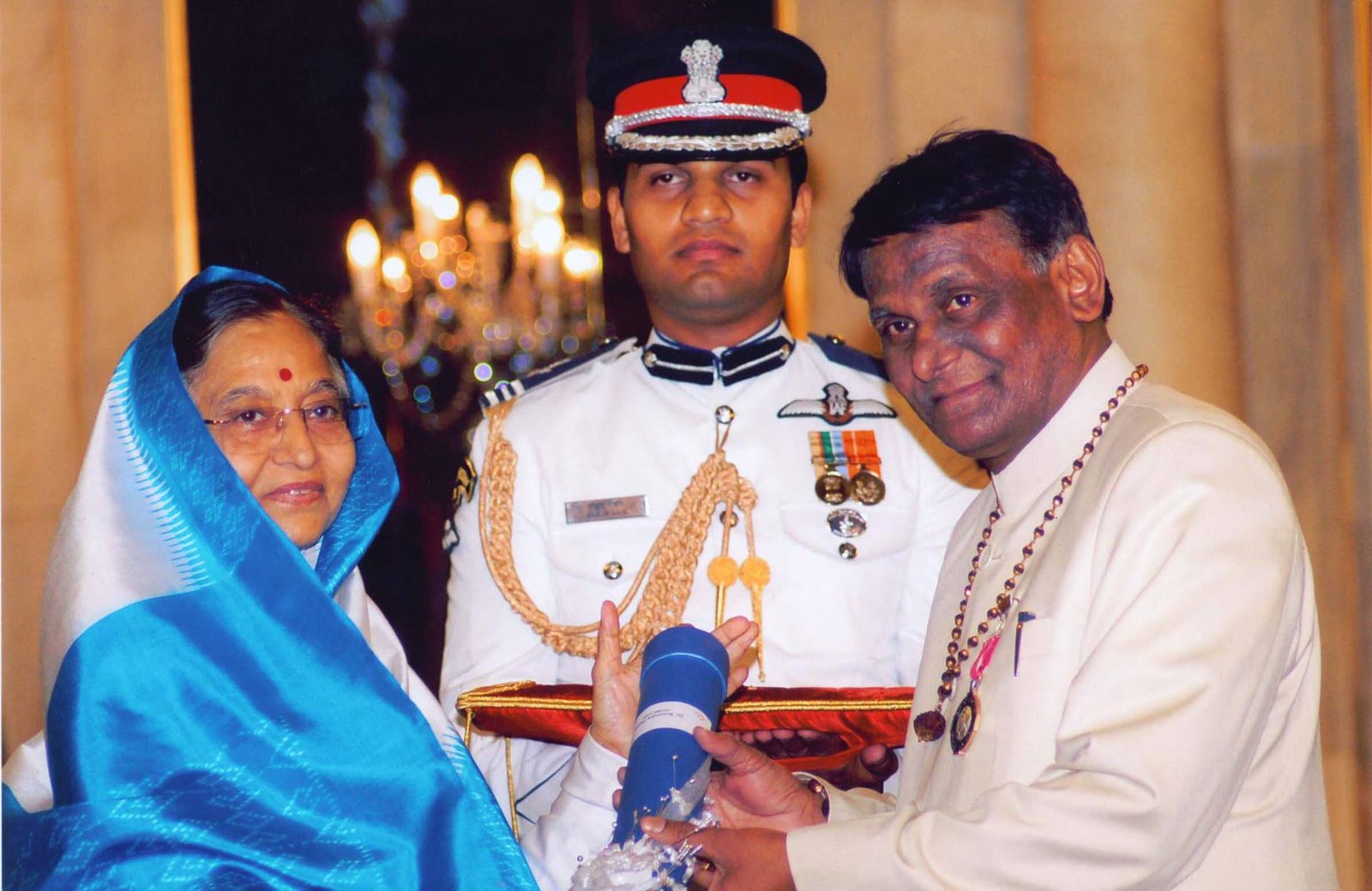 पद्मश्री सुरेन्द्र दुबे को मुख्यमंत्री ने दी जन्मदिन की बधाई, दिव्यांग रूपेश को मिली 50,000 रुपये की आर्थिक सहायता