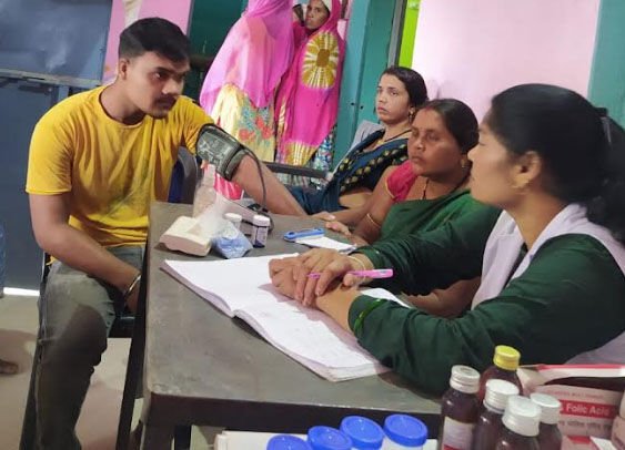 बारिश की चुनौतियों के बावजूद टीबी जांच शिविर में उमड़ी भीड़: 30 संदिग्ध मामले सामने आए