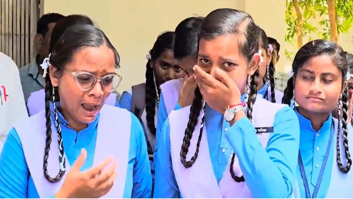 खैरागढ़: शिक्षिका के अत्याचार से तंग आकर बच्चे पहुंचे कलेक्ट्रेट, अधिकारियों ने फटकार लगाई तो रो पड़े मासूम
