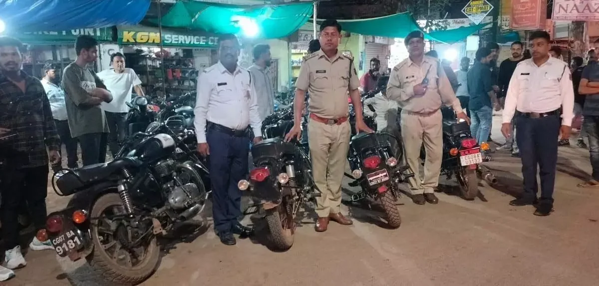 दुर्ग: तेज़ आवाज़ वाले साइलेंसर पर पुलिस का शिकंजा, 15 वाहन जब्त