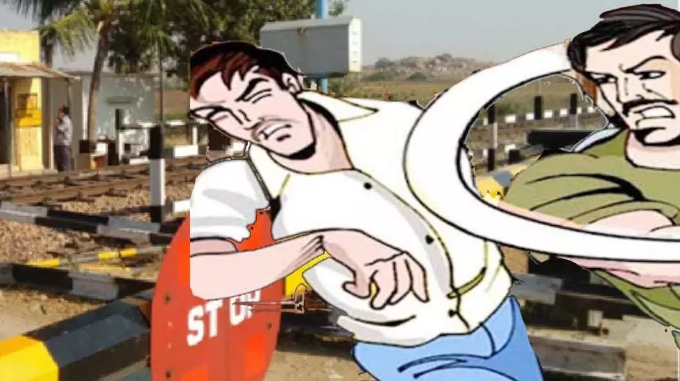 महासमुंद: रेलवे फाटक बंद होने के बावजूद मोटरसाइकिल सवार ने की गेटकीपर से मारपीट, मामला दर्ज!