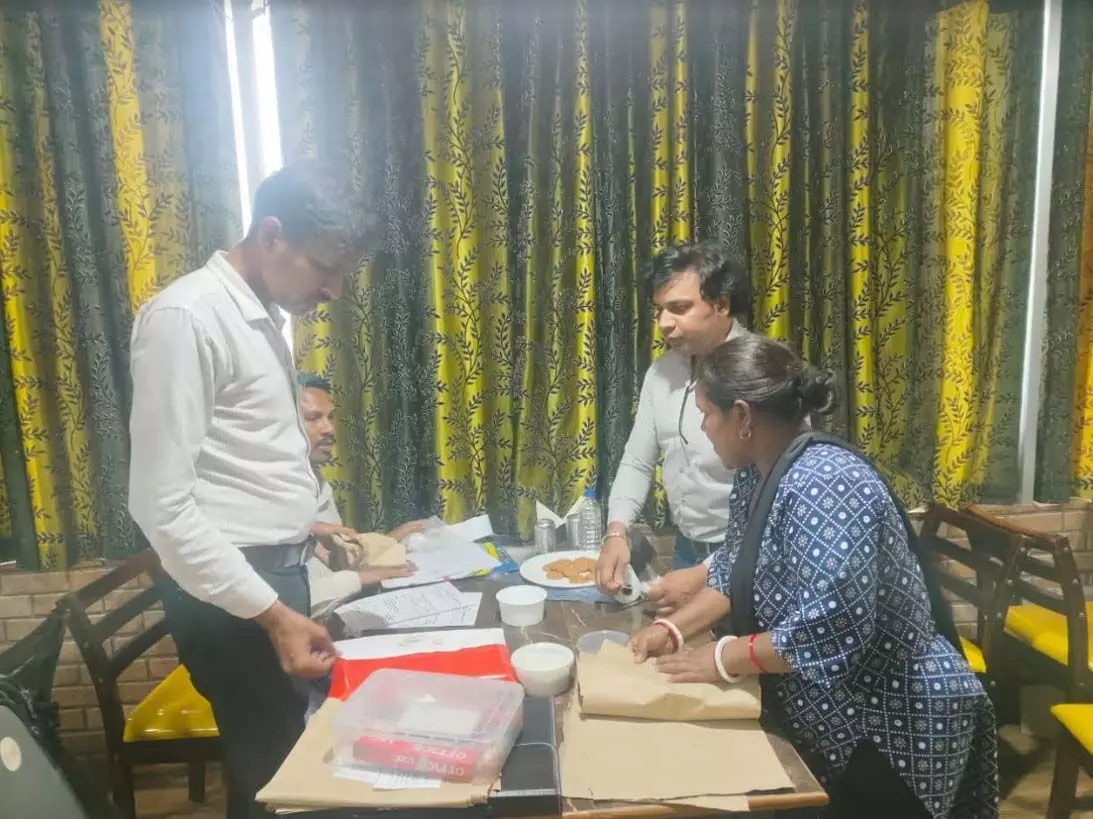दुर्ग में मिठाई दुकानों पर खाद्य विभाग की पैनी नज़र, कई जगहों से नमूने लिए गए