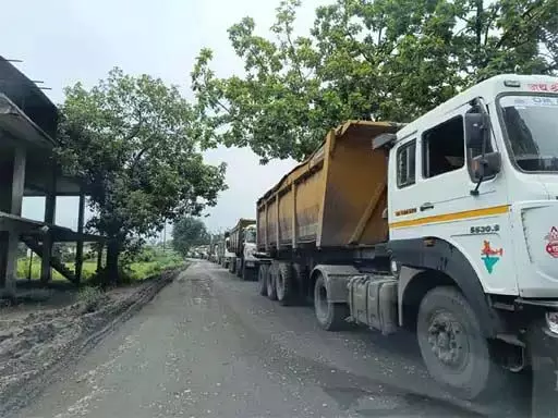 रायगढ़ में बदहाल सड़क के खिलाफ ग्रामीणों का चक्का जाम, उद्योगों पर विकास के नाम पर धोखा देने का आरोप