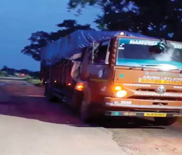 बीजापुर पुलिस ने तेलंगाना जा रहे अवैध राशन से भरे वाहन को पकड़ा