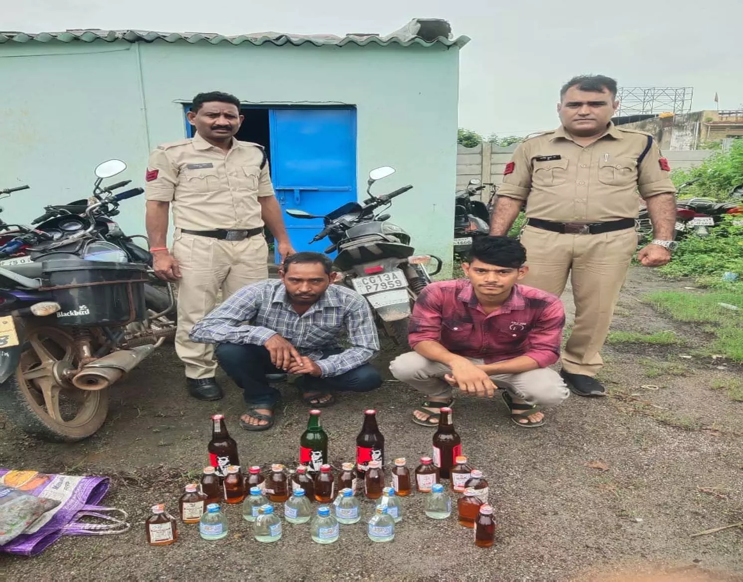 रायगढ़ में शराब तस्करी का भंडाफोड़: दो तस्कर गिरफ्तार, 28 पाव शराब बरामद!