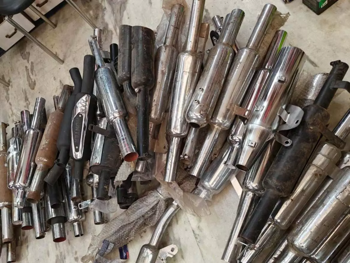 अंबिकापुर में मॉडिफाइड साइलेंसर पर पुलिस का शिकंजा, 20 वाहन चालकों पर एक लाख का जुर्माना