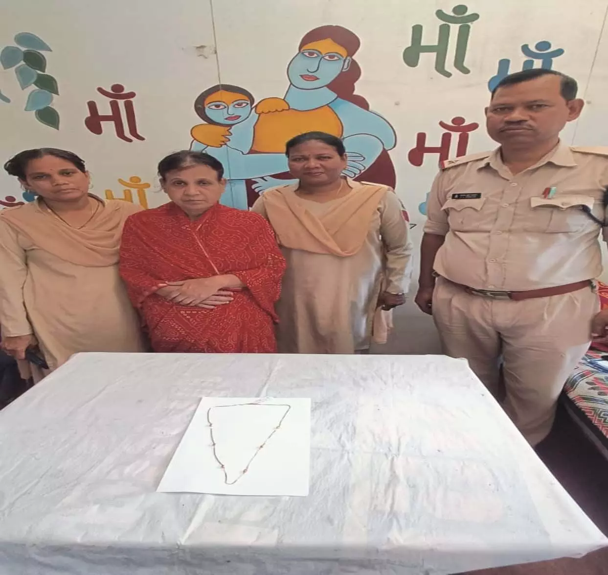 रायपुर: सीसीटीवी फुटेज से हुई चोर महिला की पहचान, सोने की चैन के साथ गिरफ्तार