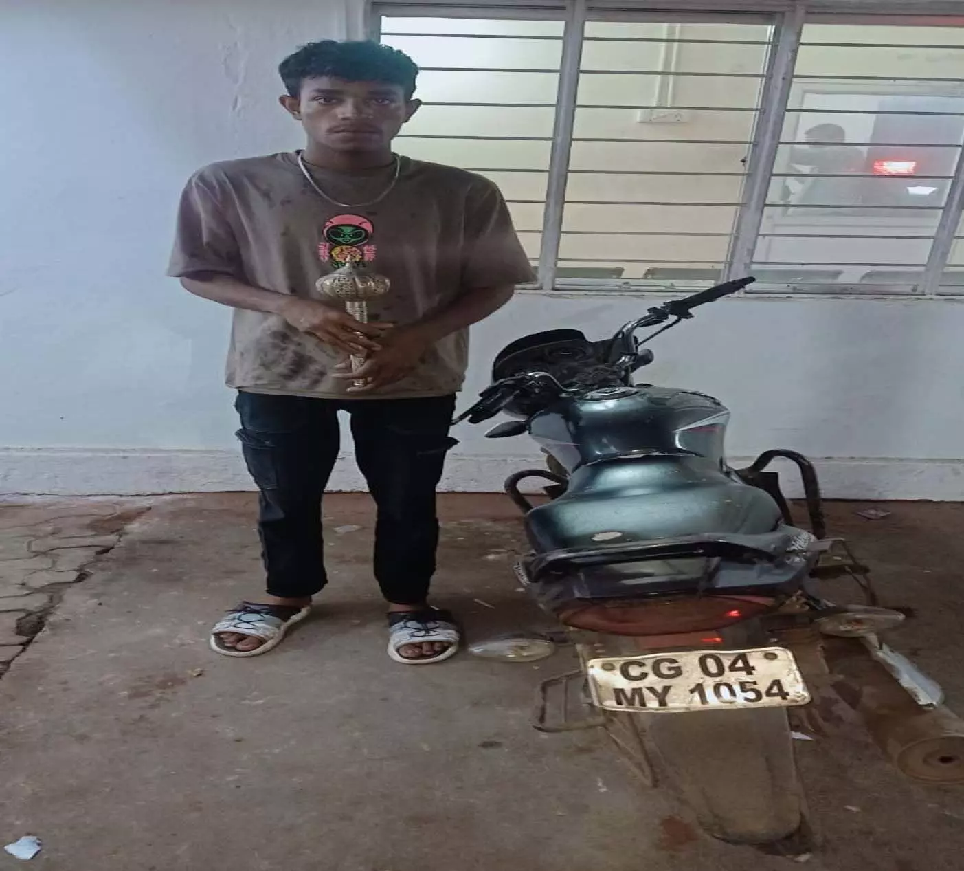 माना कैम्प में हनुमान मंदिर से चोरी का मामला सुलझा, दो आरोपी गिरफ्तार