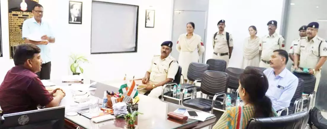 बेमेतरा: अपराध नियंत्रण पर जोर, थाना नवागढ़ प्रभारी और विवेचकों की समीक्षा बैठक