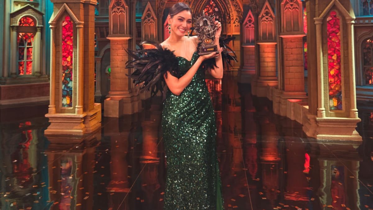 सना मकबूल ने बिग बॉस ओटीटी 3 की ट्रॉफी जीती, नैज़ी के साथ साझा किया