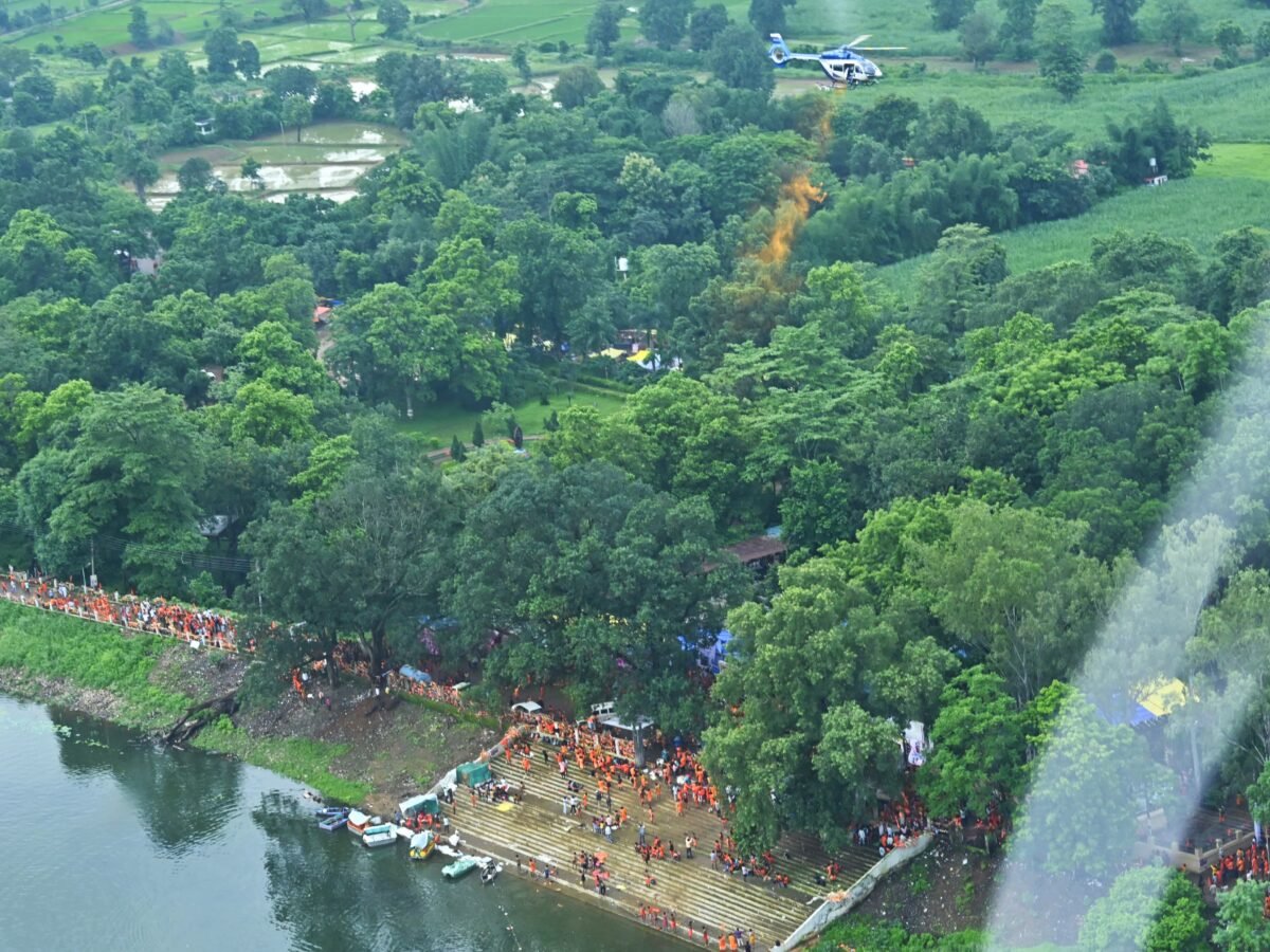 छत्तीसगढ़ के मुख्यमंत्री ने कावड़ियों पर की अभूतपूर्व पुष्प वर्षा