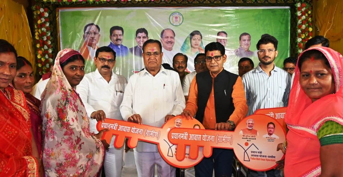 राजस्व मंत्री ने किया पीएम आवास योजना के लाभार्थी का गृह प्रवेश: छत्तीसगढ़ में गरीबों के सपने हुए साकार