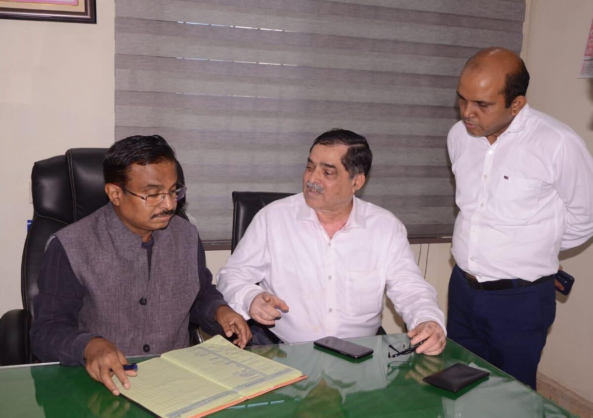 रायपुर में कावरे ने चिकित्सालयों का निरीक्षण किया, कर्मचारियों की अनुपस्थिति पर नोटिस जारी