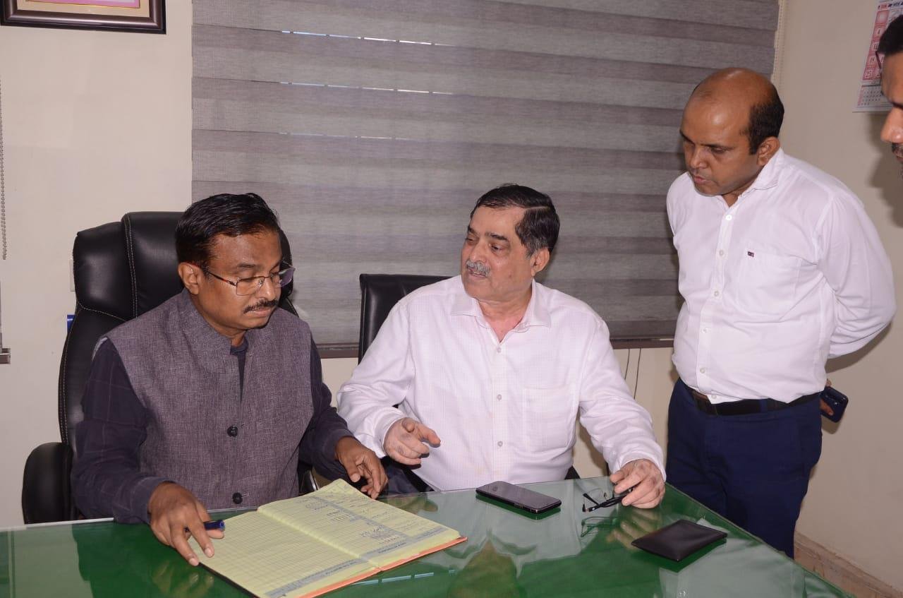 रायपुर में कावरे ने चिकित्सालयों का निरीक्षण किया, कर्मचारियों की अनुपस्थिति पर नोटिस जारी