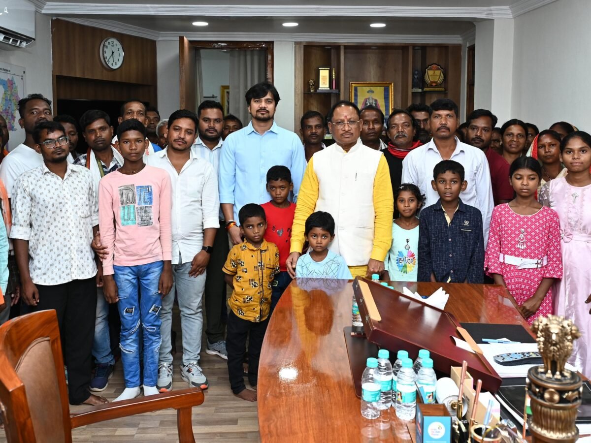 मुख्यमंत्री से मिले कुनकुरी के ग्रामीण, साझा किए यात्रा के अनुभव, CM ने किया आत्मीय स्वागत