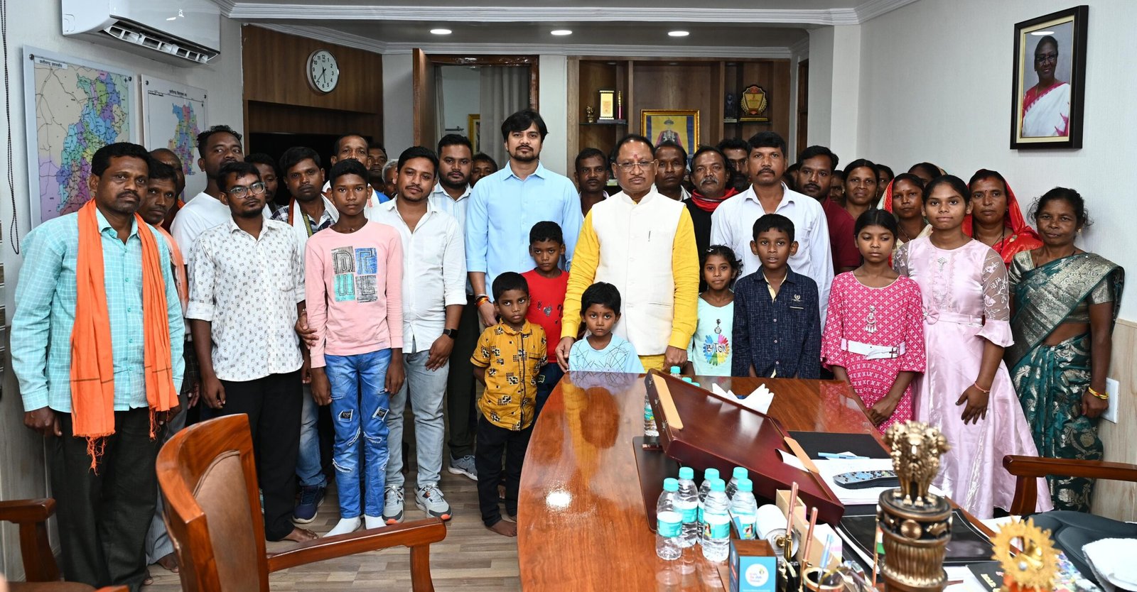 मुख्यमंत्री से मिले कुनकुरी के ग्रामीण, साझा किए यात्रा के अनुभव, CM ने किया आत्मीय स्वागत