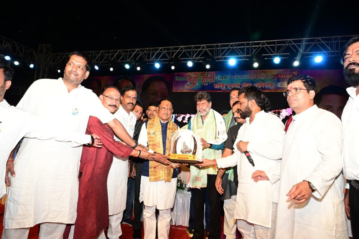 रायपुर में दही हांडी उत्सव की धूम, CM साय ने फोड़ी हांडी, कहा- "अन्याय के खिलाफ लड़ना सबसे बड़ा धर्म"