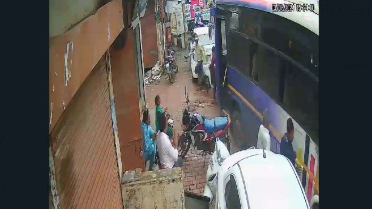 खैरागढ़ में बड़ा हादसा टला: यात्रियों से भरी बस का ब्रेक फेल, शोभा यात्रा के बीच मचा हड़कंप