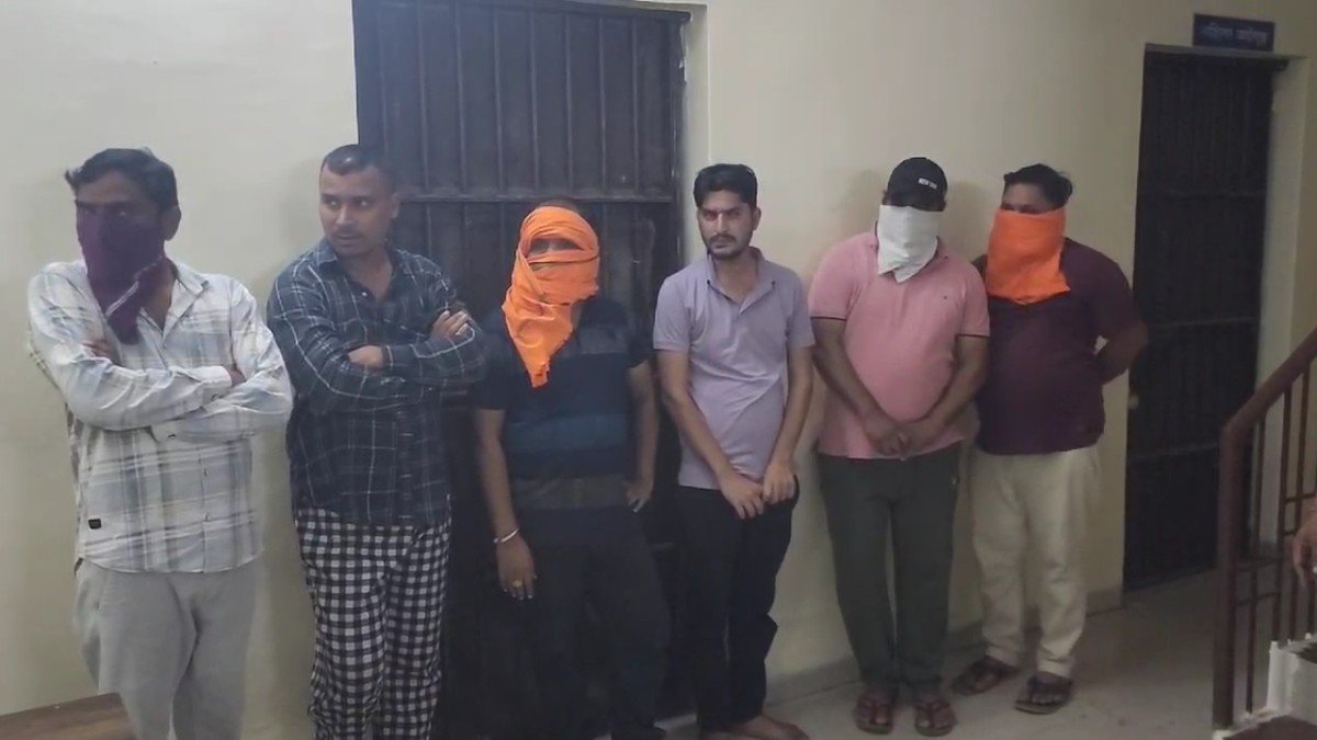 राजनांदगांव: पार्षद के घर पर जुआ रैकेट का भंडाफोड़, 10 लाख से अधिक जब्त