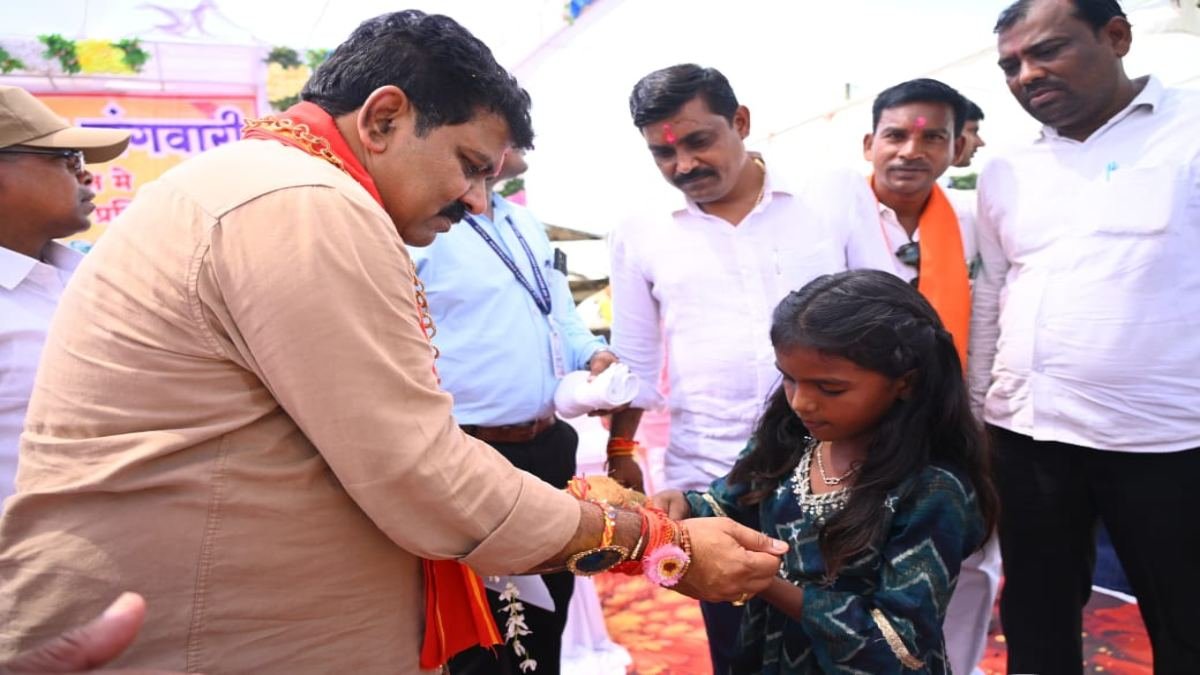 उपमुख्यमंत्री विजय शर्मा ने रक्षाबंधन पर ग्रामीणों को दी सौगात, मिनी स्टेडियम निर्माण की घोषणा