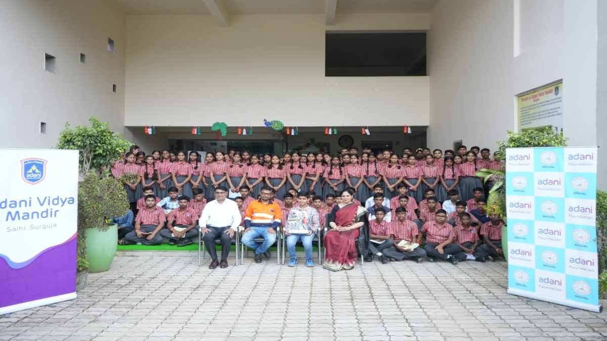 10 साल के डॉक्टर आदित्य ने अंबिकापुर में छात्रों को पर्यावरण संरक्षण का पाठ पढ़ाया