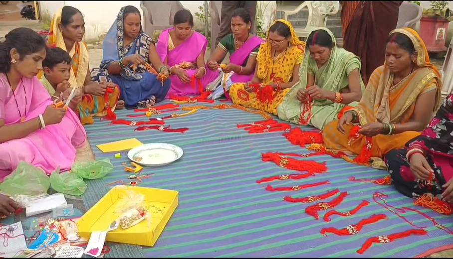 स्वदेशी राखियों से जगमगाएगा गरियाबंद का रक्षाबंधन!