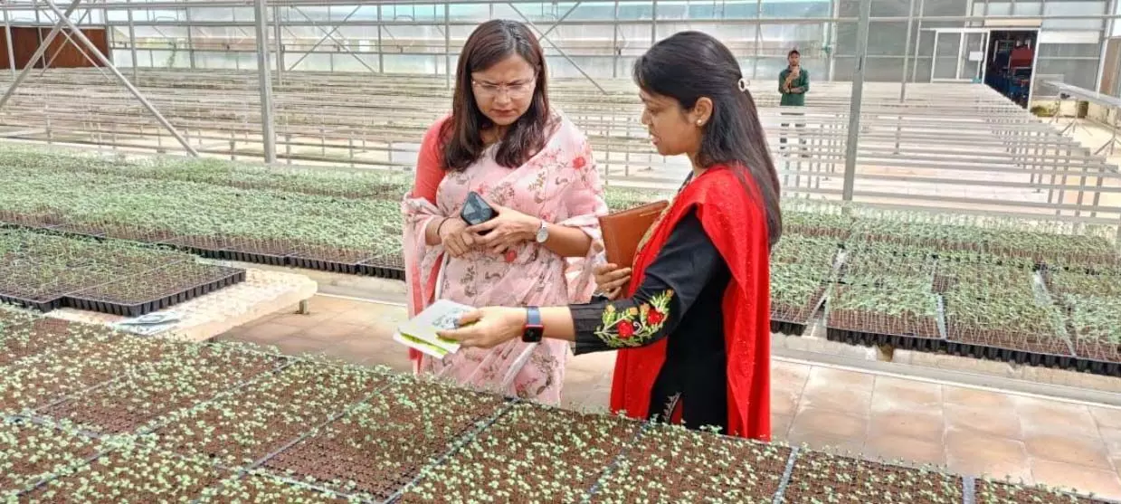 दुर्ग में कलेक्टर ने बीज प्रगुणन प्रक्षेत्र और ऑर्गेनिक फार्म का किया निरीक्षण, किसानों के लिए प्रशिक्षण का दिया निर्देश
