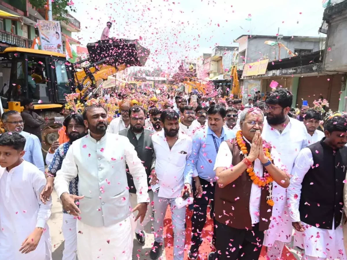 गरीबंद में सांसद बृजमोहन अग्रवाल का ऐतिहासिक स्वागत, 12 बुलडोजर से फूलों की बरसात!