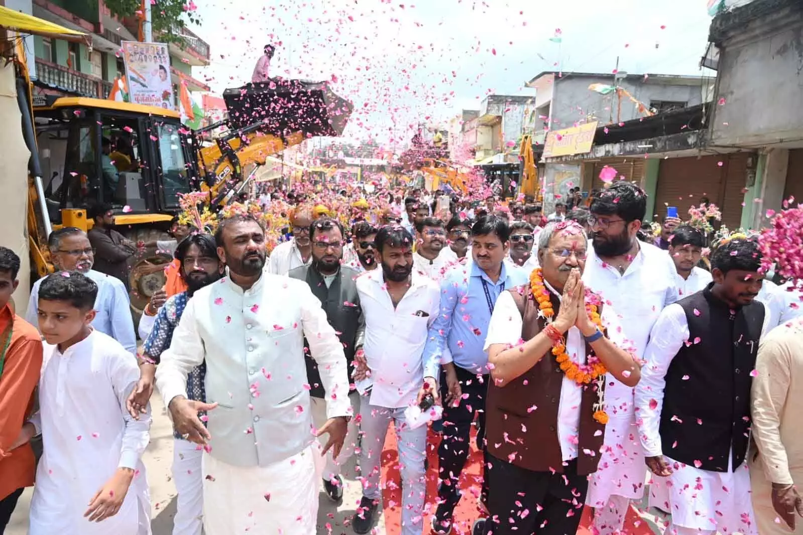 गरीबंद में सांसद बृजमोहन अग्रवाल का ऐतिहासिक स्वागत, 12 बुलडोजर से फूलों की बरसात!