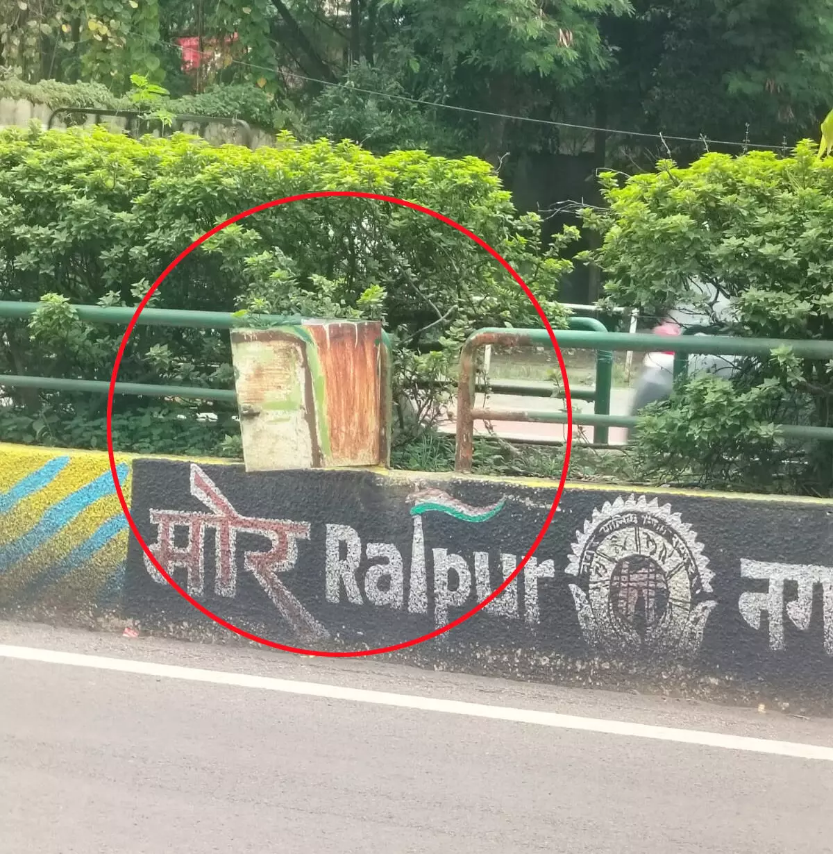 रायपुर: डिवाइडर से लटकता विज्ञापन बोर्ड, घड़ी चौक पर हादसे का खतरा!