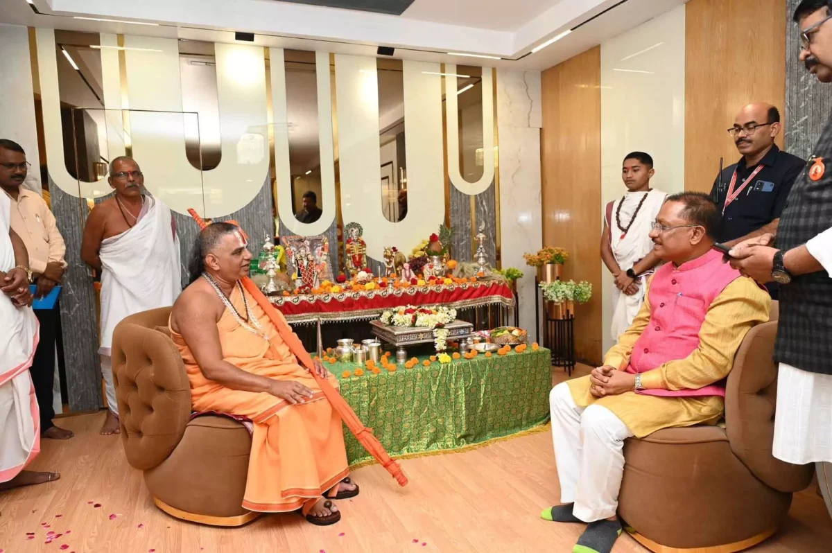 छत्तीसगढ़ के मुख्यमंत्री का आध्यात्मिक मिलन: जगद्गुरु रामानंदाचार्य से मुलाकात