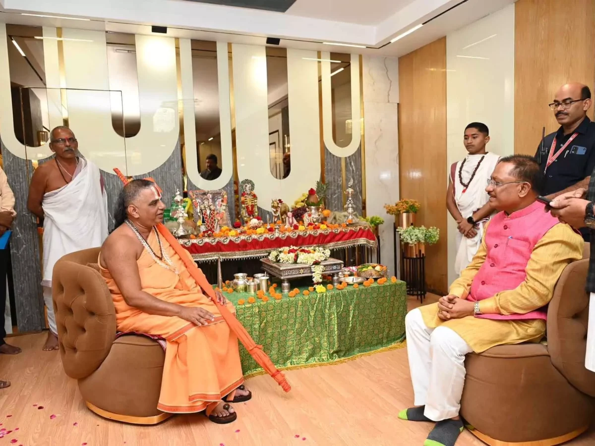 छत्तीसगढ़ के मुख्यमंत्री का आध्यात्मिक मिलन: जगद्गुरु रामानंदाचार्य से मुलाकात