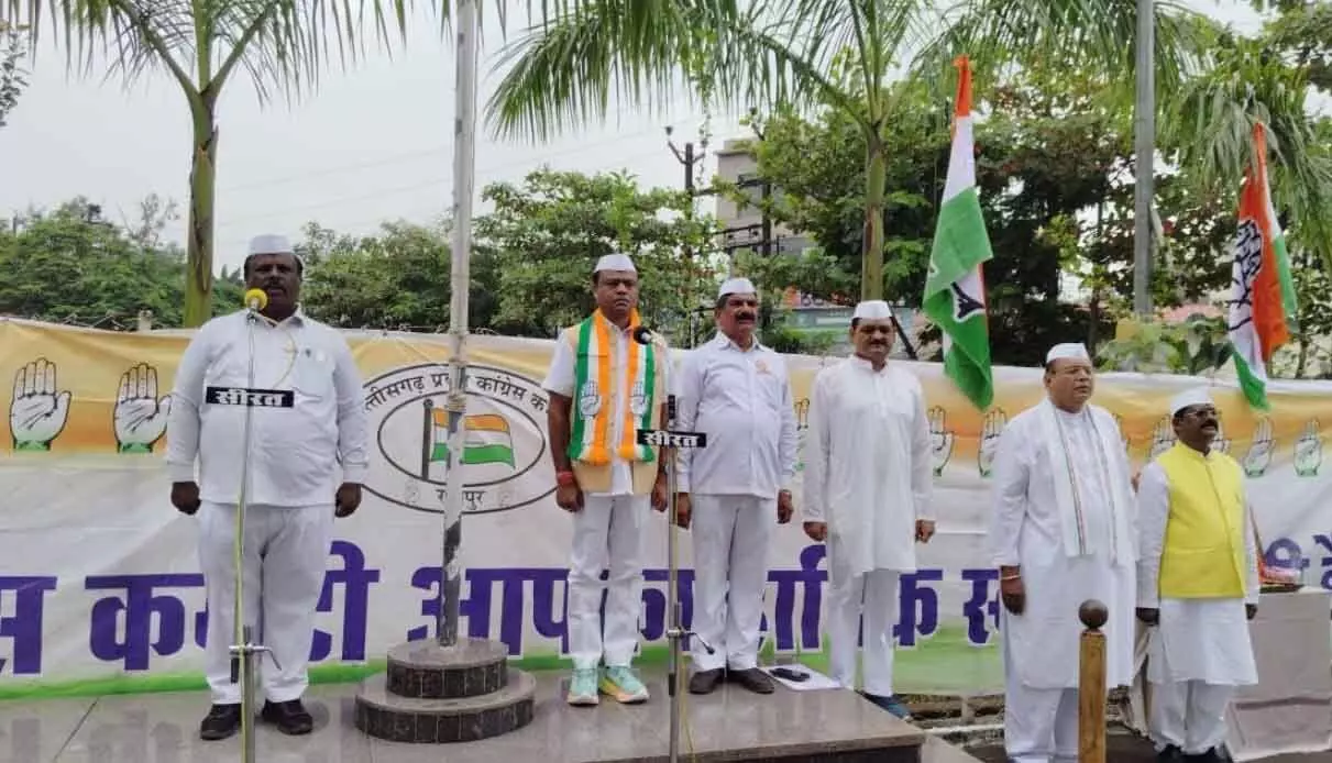 दीपक बैज ने स्वतंत्रता दिवस पर फहराया तिरंगा, कहा - कांग्रेस संविधान की रक्षा करेगी