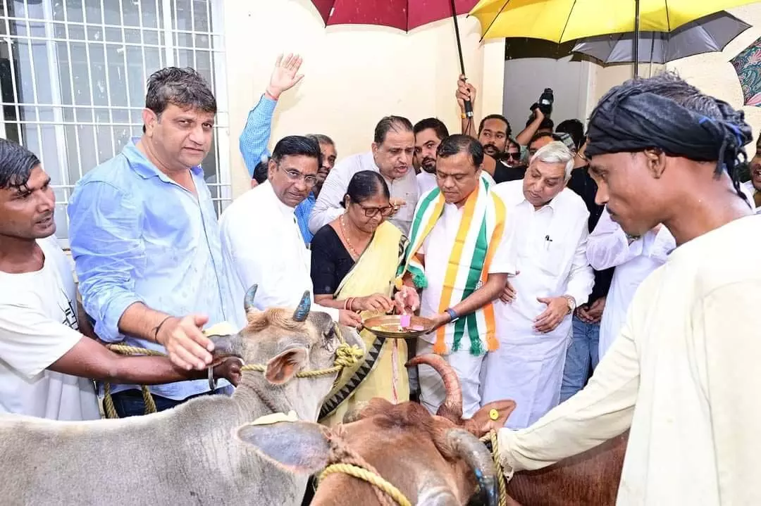 रायपुर में कांग्रेस का 'गौ-सत्याग्रह', गोधन न्याय योजना बंद करने पर भाजपा सरकार पर निशाना