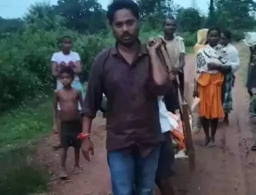 दंतेवाड़ा: एंबुलेंस कर्मचारी बने देवदूत, नक्सल प्रभावित इलाके में बीमार महिला को बचाया!