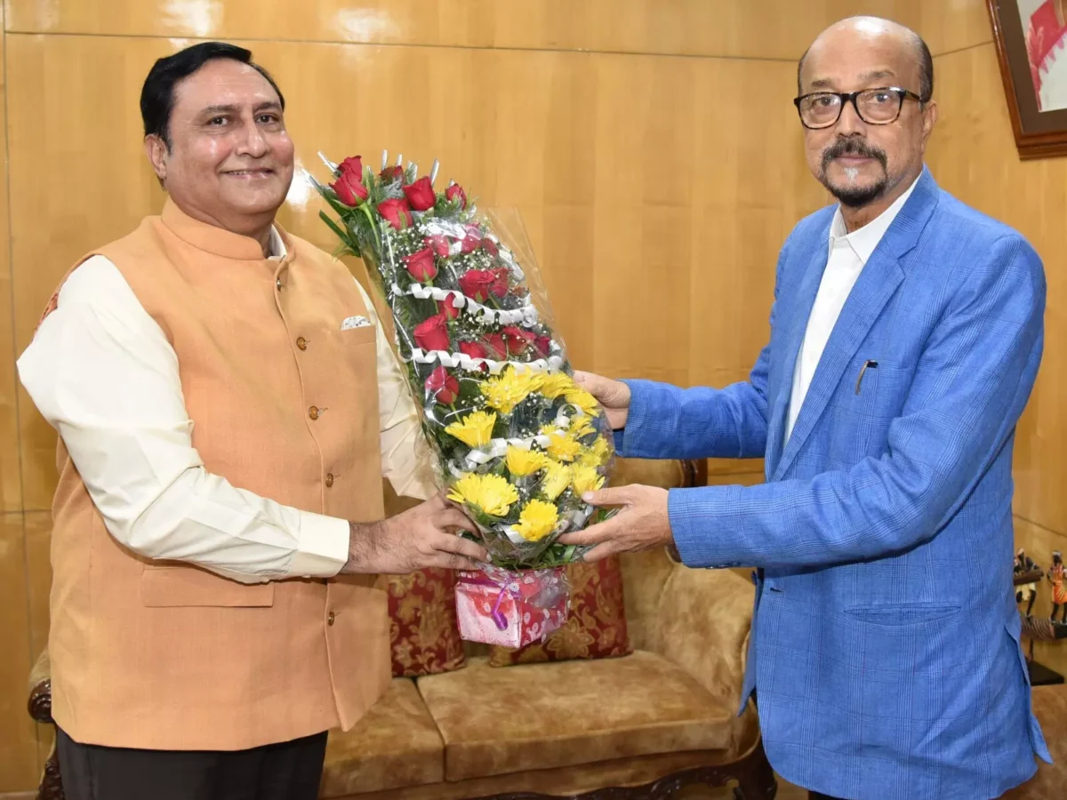 राज्यपाल रमेन डेका से सेवानिवृत्त आईएएस अधिकारी डॉ. संजय अलंग ने की सौजन्य भेंट!