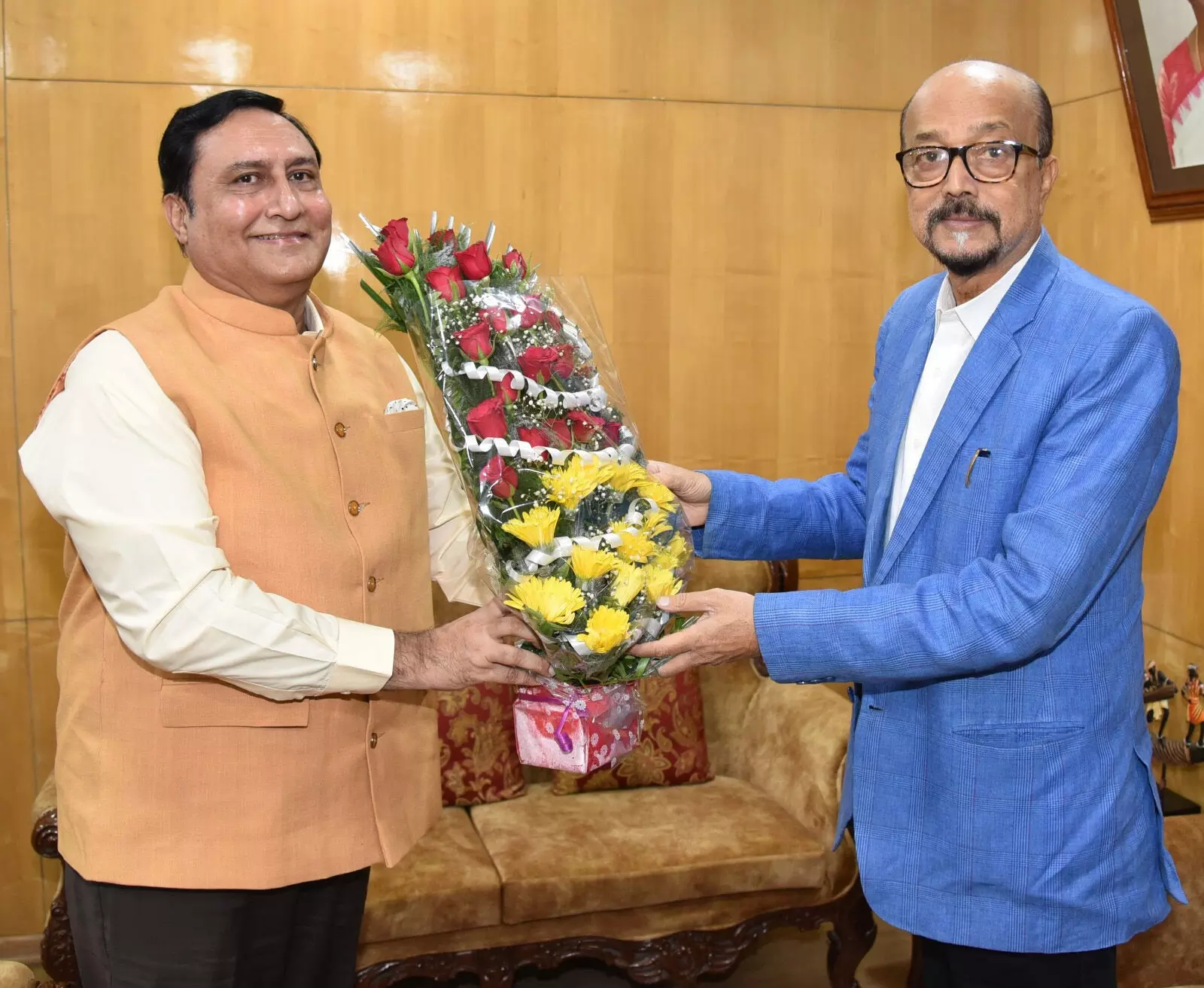 राज्यपाल रमेन डेका से सेवानिवृत्त आईएएस अधिकारी डॉ. संजय अलंग ने की सौजन्य भेंट!