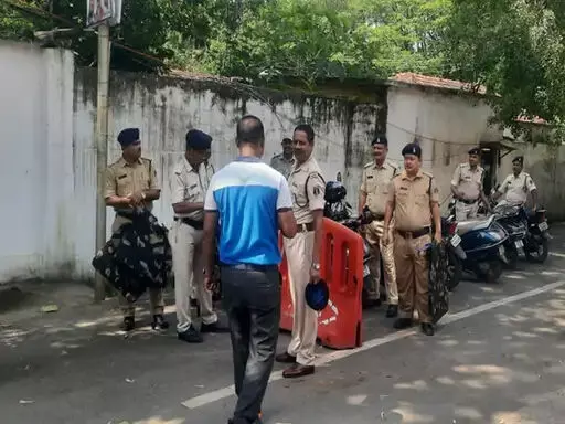 रायपुर: सब इंस्पेक्टर भर्ती परीक्षा-2018 के अभ्यर्थी गृहमंत्री के बंगले के बाहर "इच्छा मृत्यु" की मांग लेकर धरना दे रहे हैं!