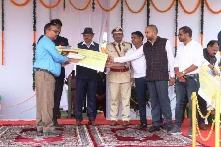 सूरजपुर में ‘हमर सुघ्घर ऑफिस’ अभियान के विजेताओं को मिला पुरस्कार