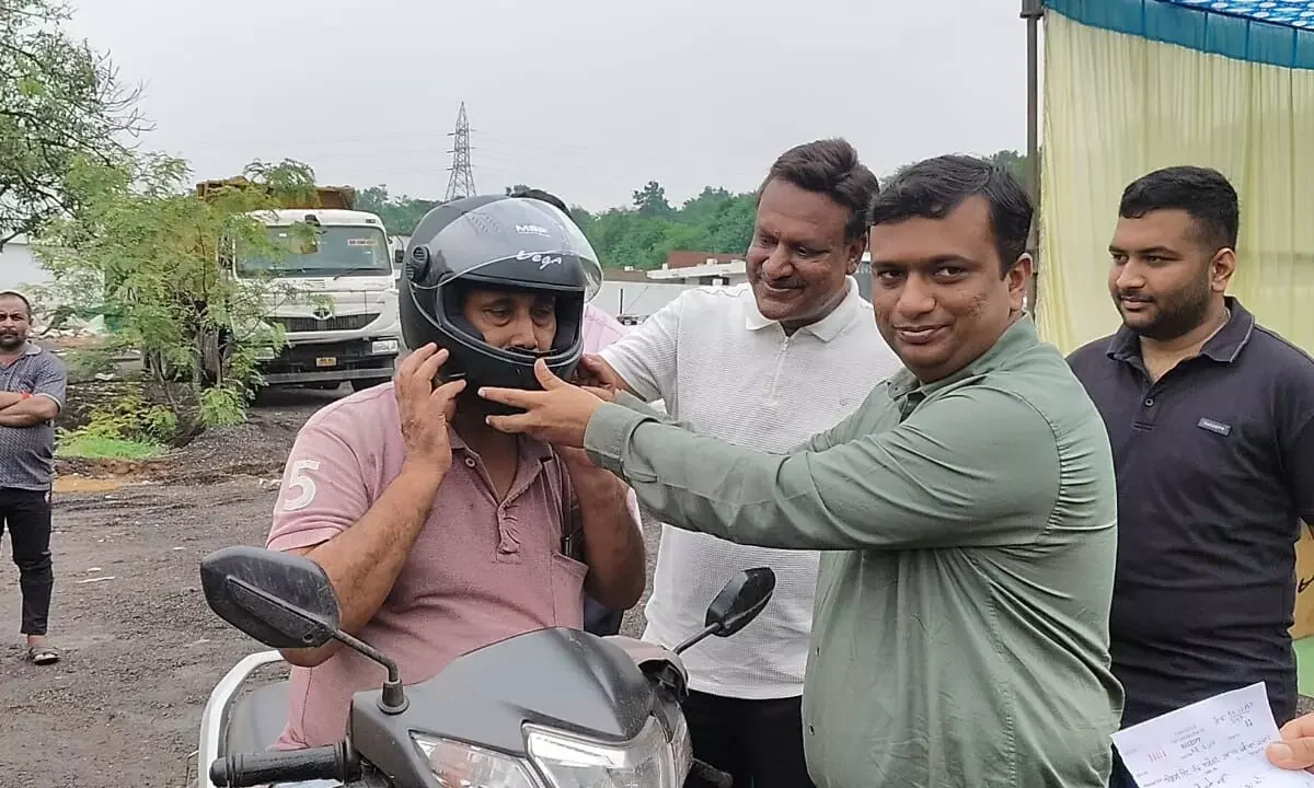 रायगढ़: पुलिस का अनोखा अभियान, चालानी कार्रवाई के बाद मिल रहा है निशुल्क हेलमेट!