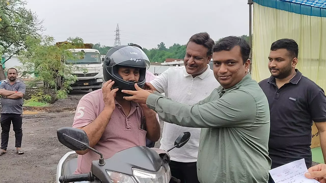 रायगढ़: पुलिस का अनोखा अभियान, चालानी कार्रवाई के बाद मिल रहा है निशुल्क हेलमेट!