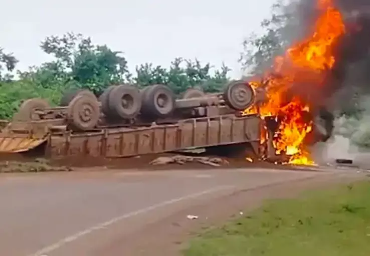 बालोद में आयरन ओर से भरा ट्रक पलटा, आग लगने से लाखों का नुकसान!