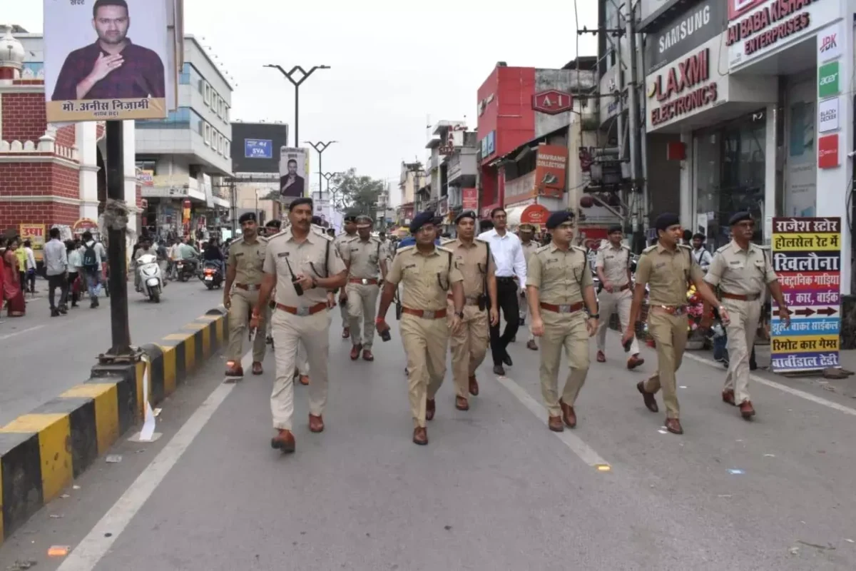 रायपुर पुलिस ने त्योहारों के मद्देनजर निकाला फ्लैग मार्च, शहर में सुरक्षा के पुख्ता इंतजाम!
