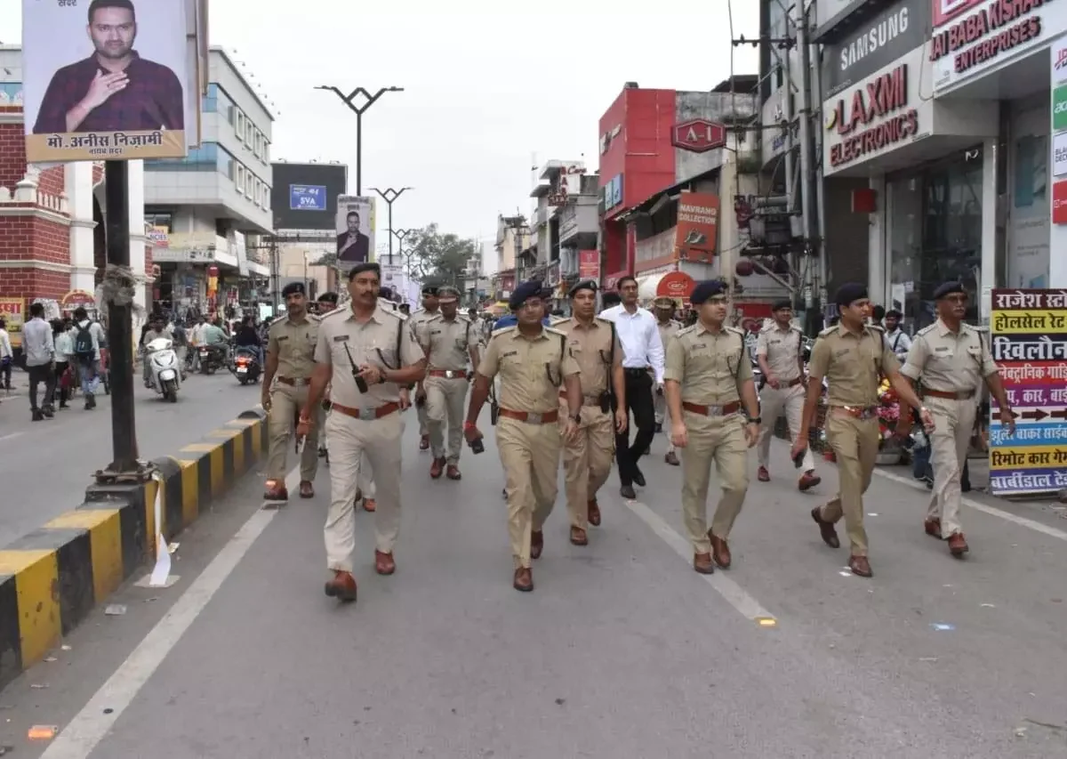 रायपुर पुलिस ने त्योहारों के मद्देनजर निकाला फ्लैग मार्च, शहर में सुरक्षा के पुख्ता इंतजाम!