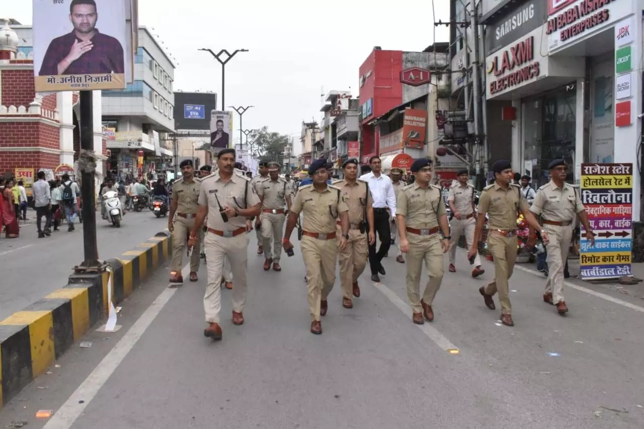 रायपुर पुलिस ने त्योहारों के मद्देनजर निकाला फ्लैग मार्च, शहर में सुरक्षा के पुख्ता इंतजाम!