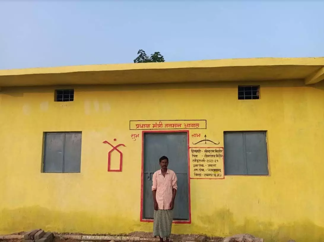 रायगढ़: प्रधानमंत्री आवास योजना से बिरहोर परिवार को मिला पक्का घर, खुशियों का माहौल!
